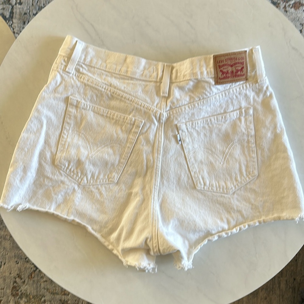 Levi’s High Waisted Mom Shorts - Distressed White Size 31
